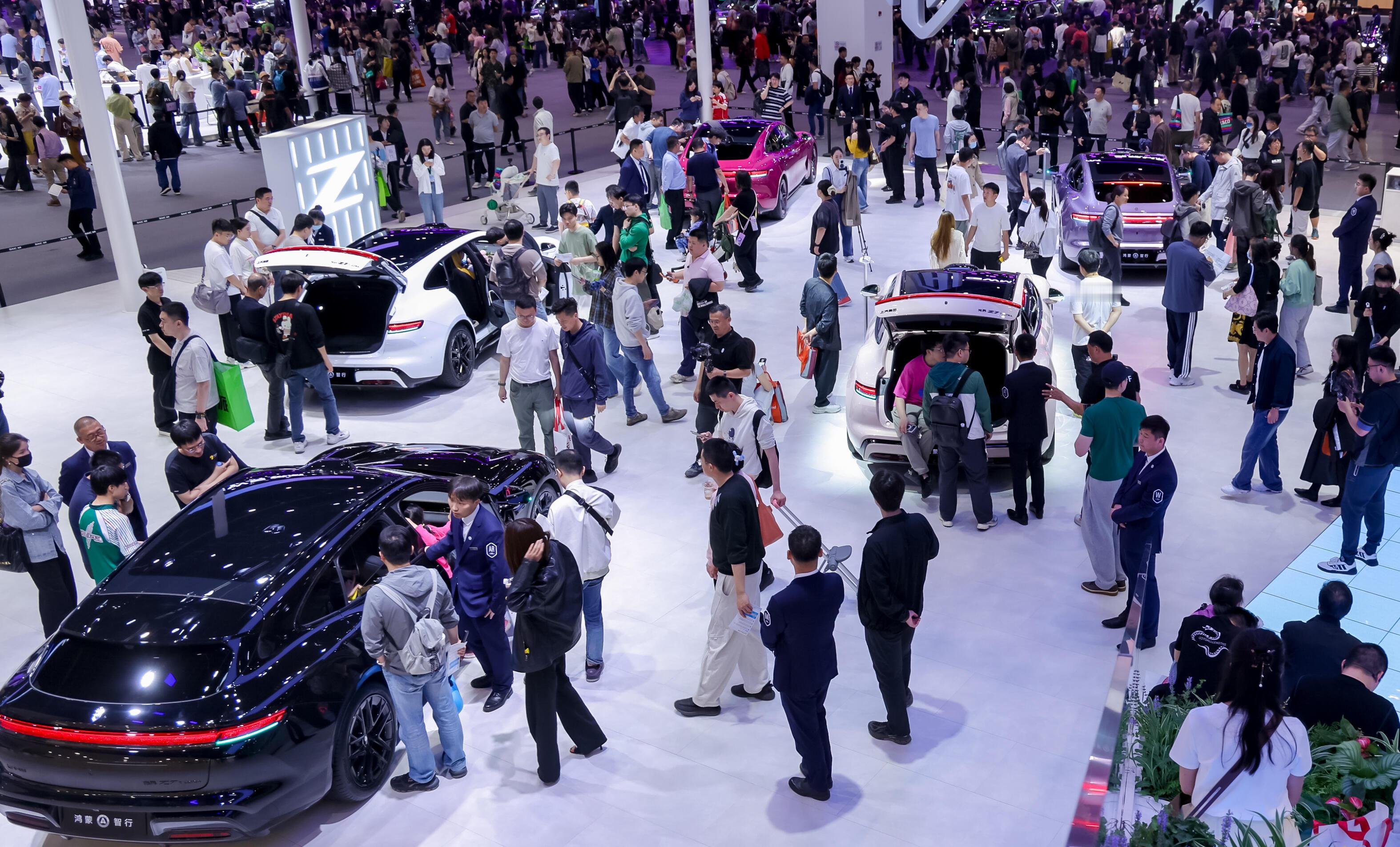 尚界汽车展台人气爆棚，现场好多人呀