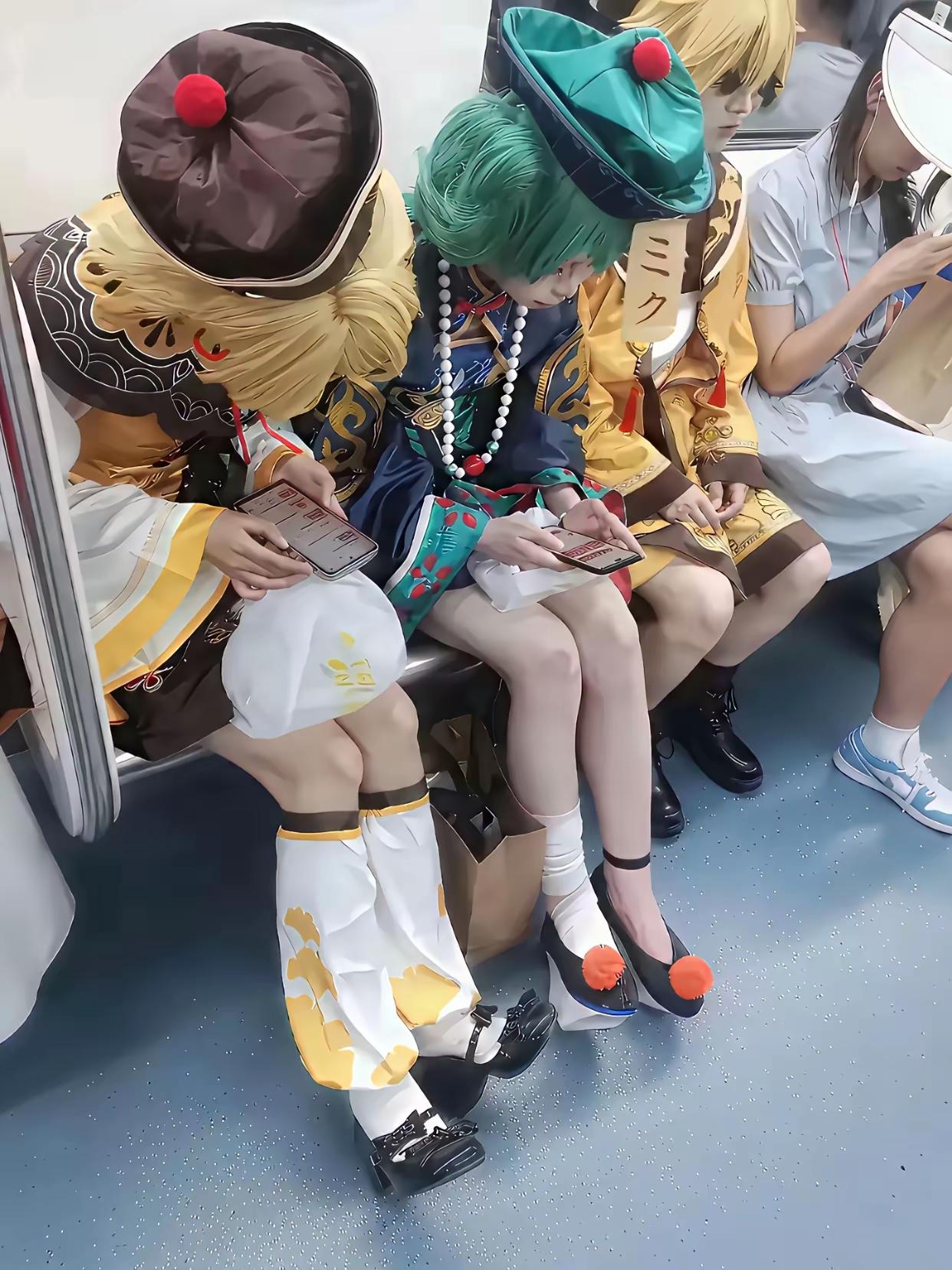 我滴个乖乖！看不懂！这是什么造型呀？瘆得慌！！！
我家孩子要这样，我真受不了！想
