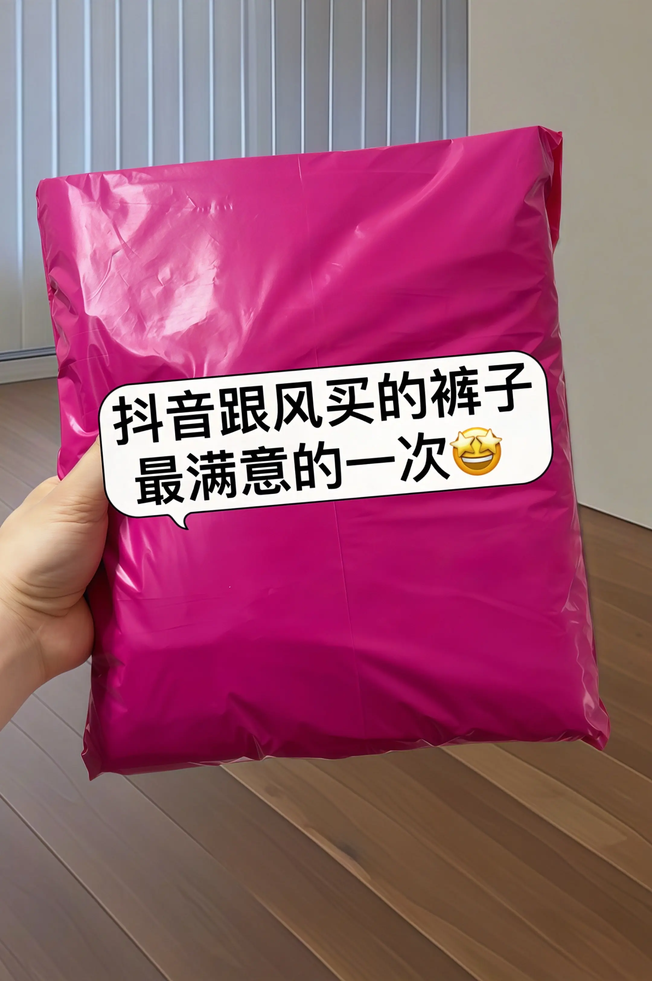 夏日氛围感拉满！这款高腰显瘦复古阔腿裤，以经典深蓝色为底色，点缀俏皮波...