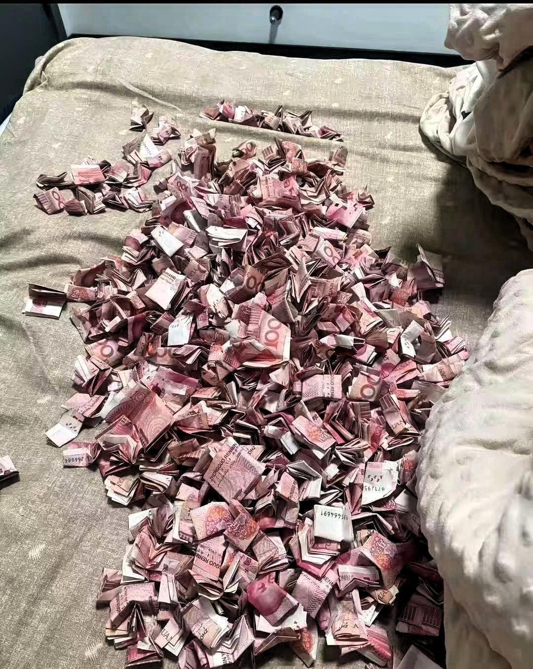 近日，安徽发生了一件让人不可思议的事。一男子的存钱罐满了，他打算把它砸了，顿时粉