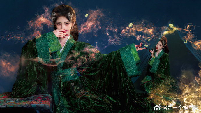 鞠婧祎露芜衣摄人心魄的女鬼 墨绿丝绒长袍裹着媚骨，银簪衬得眉眼冷艳勾人，抬眼妖冶