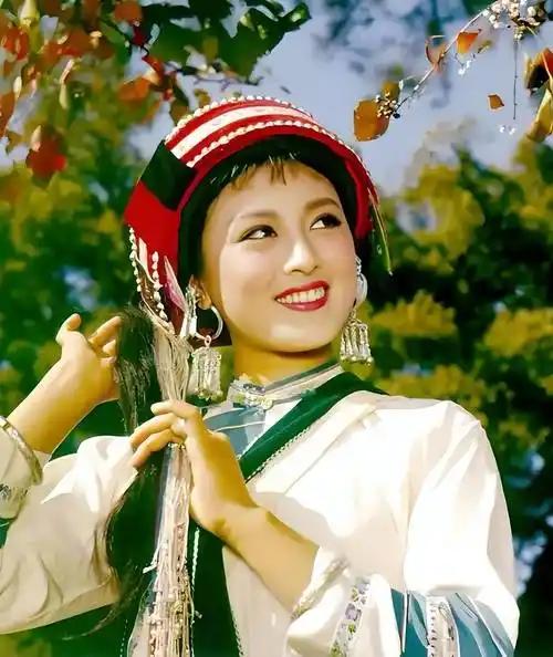 杨丽坤于1942年出生于云南省宁洱县磨黑镇，1954年进入云南省歌舞团训练，次年