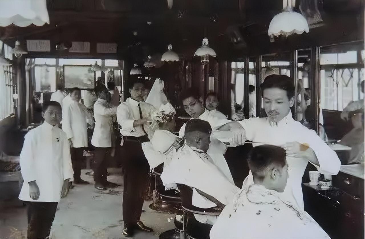 1937年12月13日，一个日本军官在大连“庆祝攻占南京大捷”会上，正在伸直头鞠