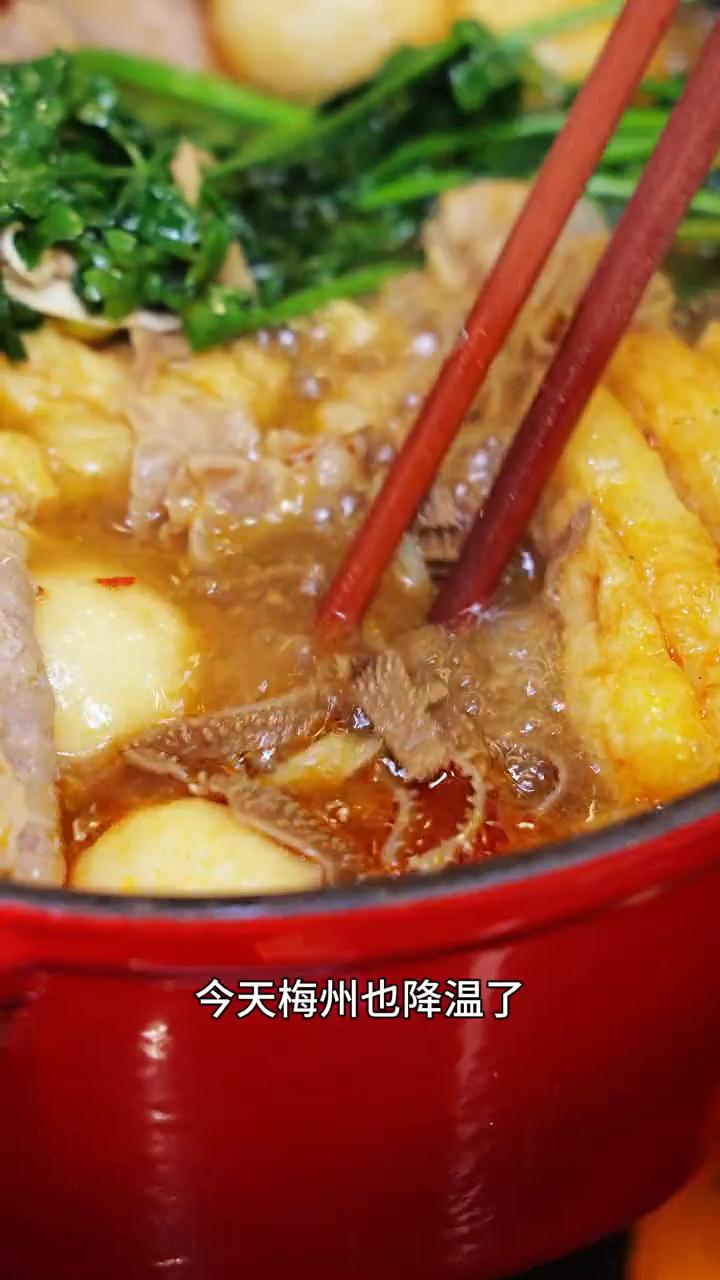 周末刚好两兄弟都在家，给他们安排一个简单的麻辣小火锅。今天梅州也降温了，煮好一锅