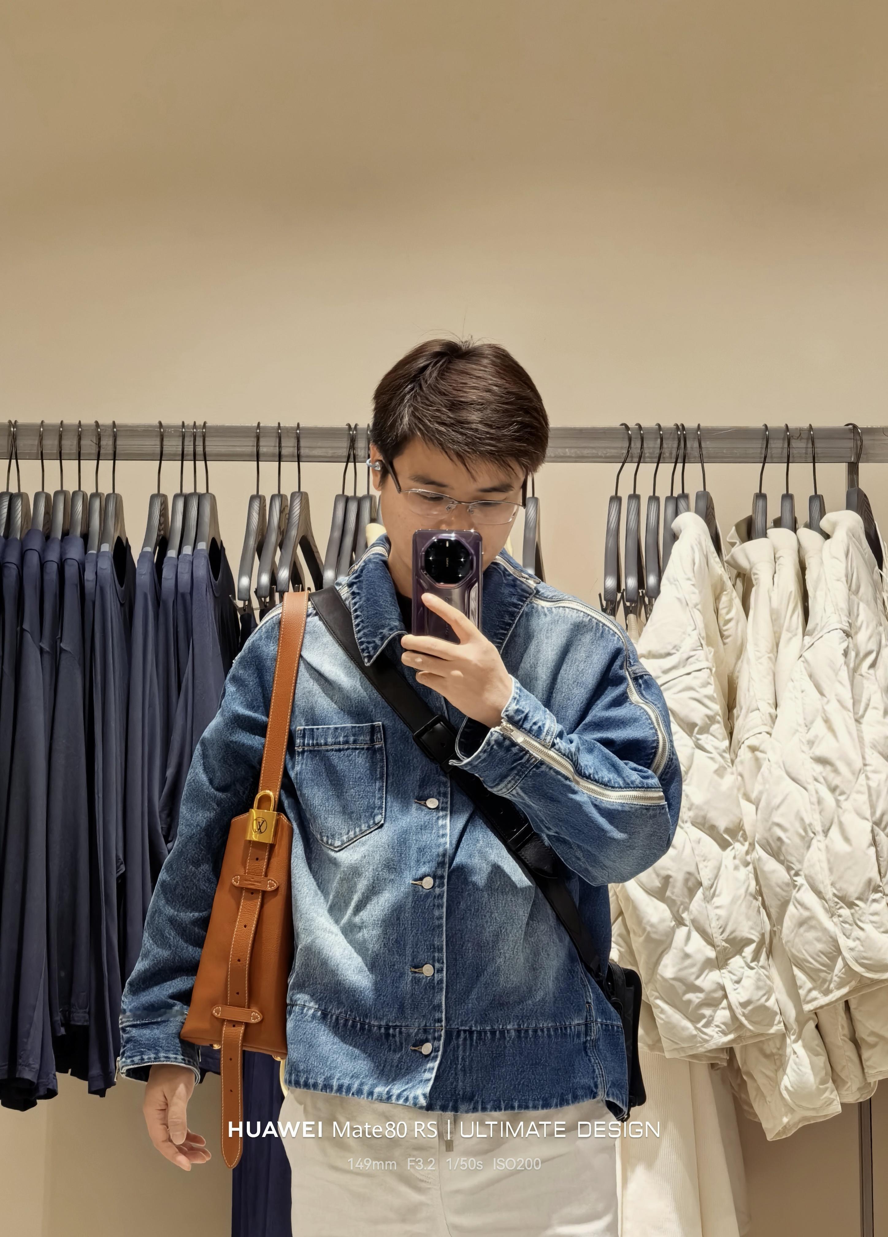 周末愉快啊，同学们！拎包工具人上线，圣诞节快到了，商场全是人！ 😂 深圳·华润