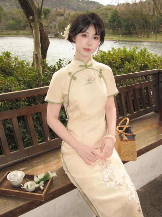 “我喻我以长青，我拥此春待亭亭”