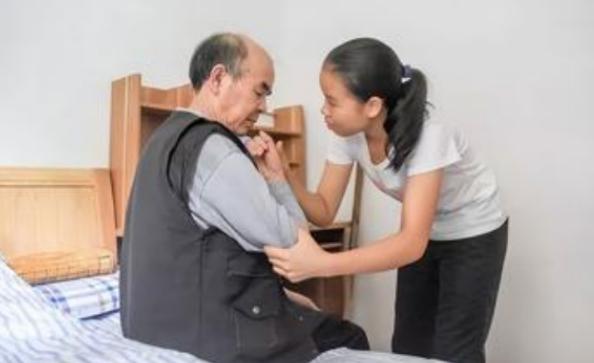 我今年67岁，退休金9000元，前几天保姆提出辞职了，她走后，我收拾屋子，发现抽