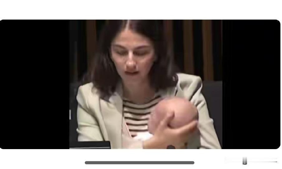 女部长正在会上发言，她怀里的孩子突然哭了:看她怎么办——

瑞典一位女部长带着刚