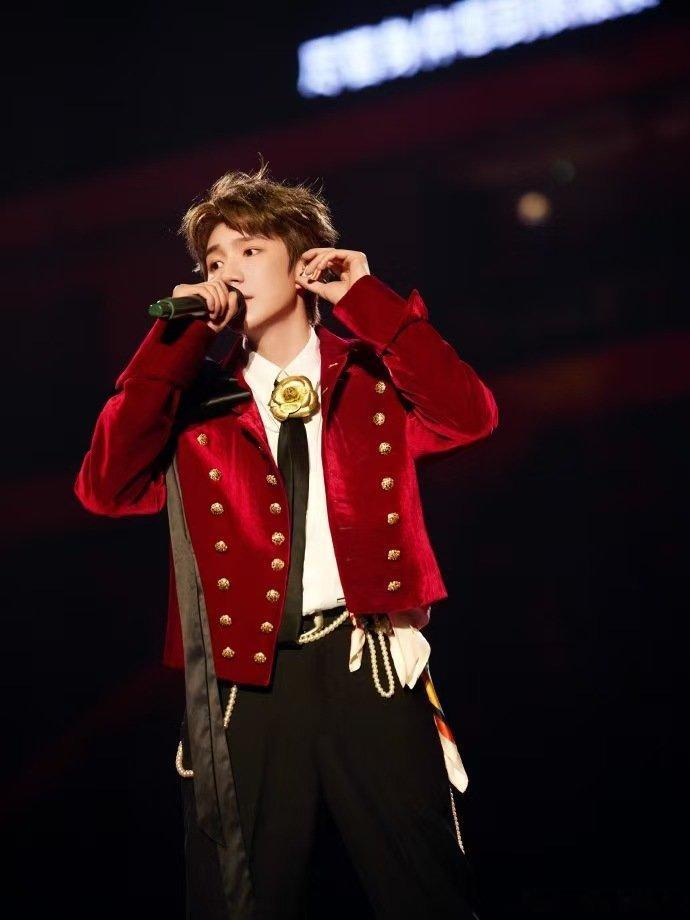 王源把床搬到了客厅王源跨年太会了！直接把床搬舞台还悬半空，随地大小躺氛围感拉满，