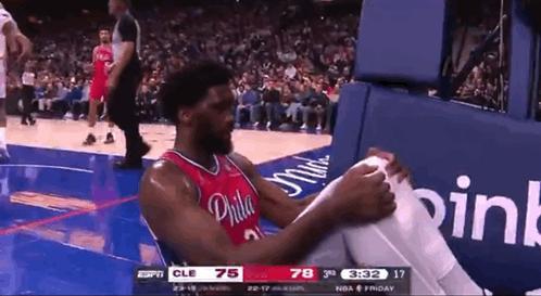 绊到了吗？碰碰倒而已！恩比德是出了名的“演员”🤡
随后被隔扣挺有画面效果的[笑