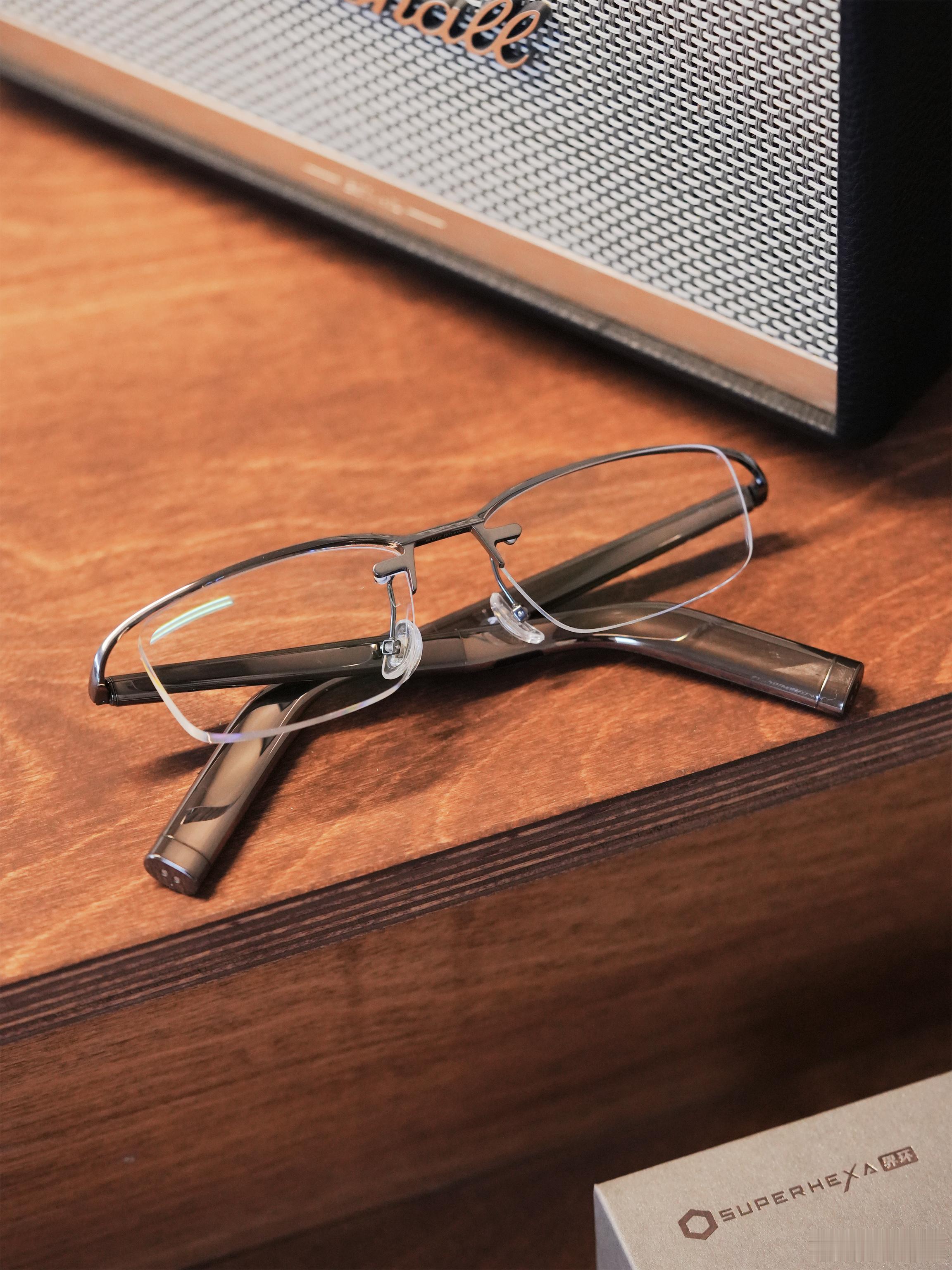 界环AI音频眼镜特别版，我觉得相比上一代最明显的升级就是外观更好看，重量更轻，同