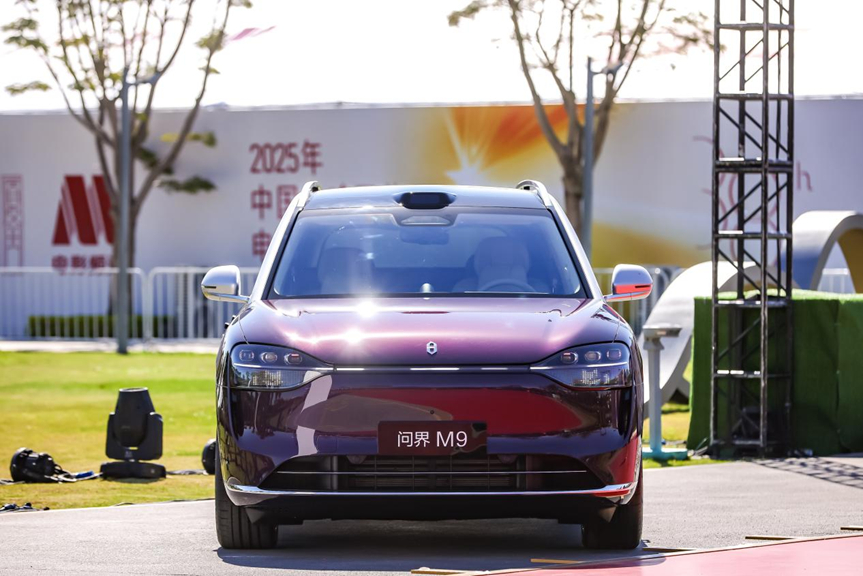 没记错的话，问界已经成为了很多明星的座驾了，这次成为2025中国电影金鸡奖颁奖典