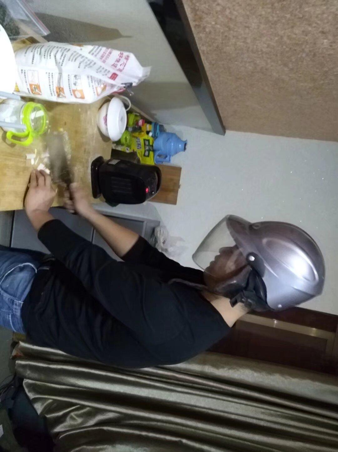 我家大厨这波操作承包了我一年的笑点[笑哭]
做个饺子戴个头盔
原因你肯定猜不到