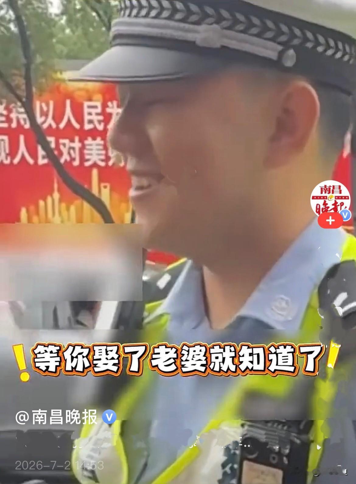 近日，上海街头一大哥骑电动车，后座载着妻子，被交警当场拦下，交警耐心解释规则：电