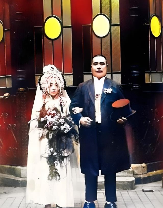 夜色笼罩苏州河面，画舫点起灯笼，流水映照出金光。丝竹声传来，酒香弥漫，宾客举盏。