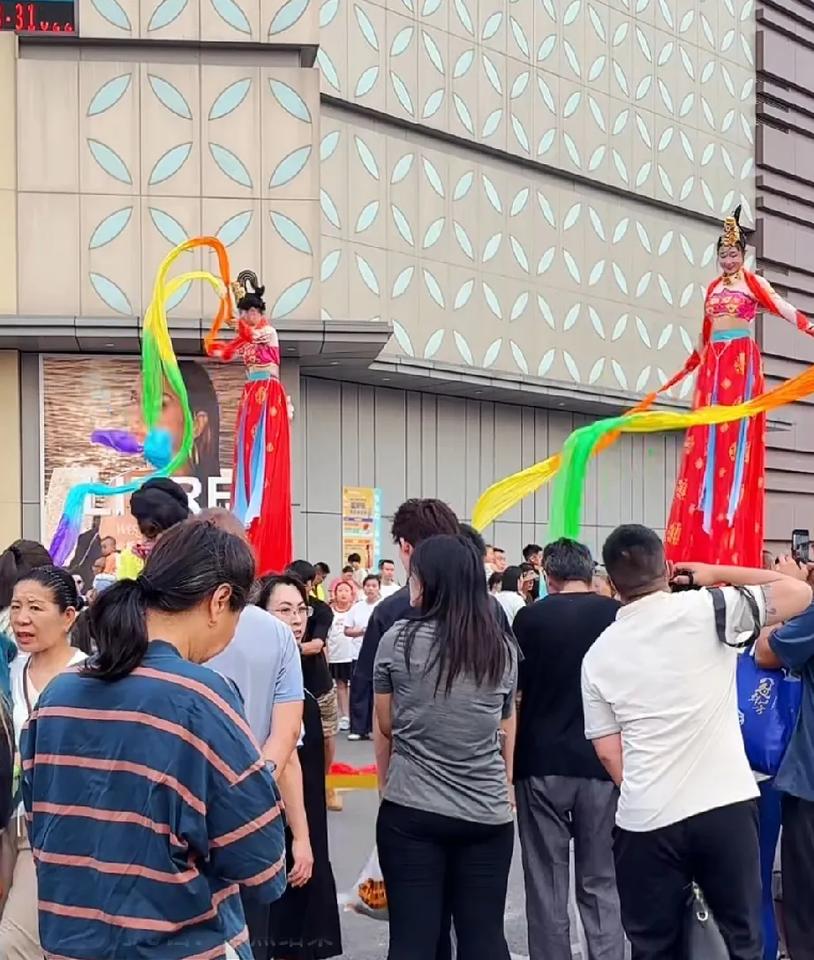淄博银座总店门口有表演，飞天美女，晚上还有别的演出，这个周末各个商场神仙打架，都