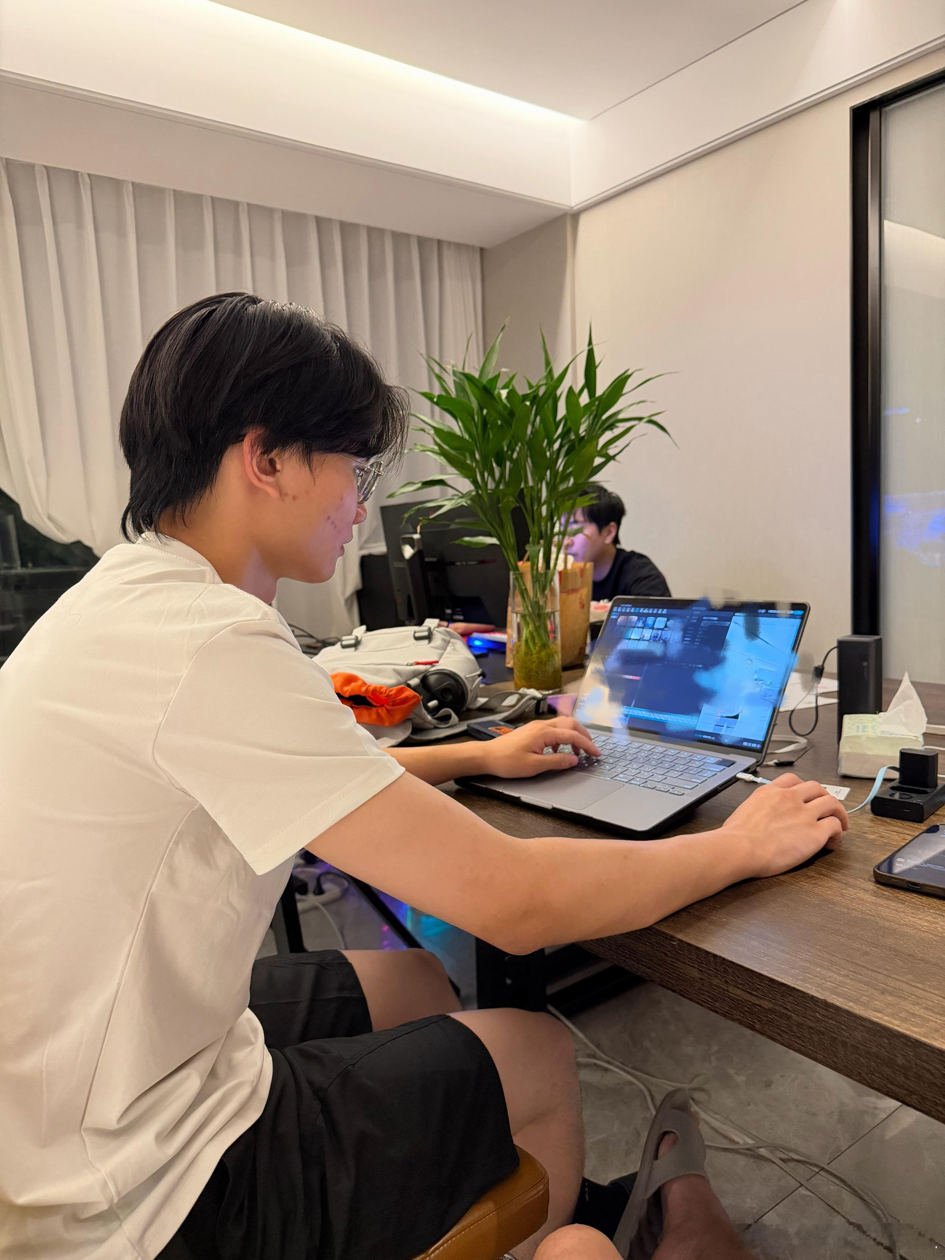 晚上9点拍摄完 10点回公司改片子 一会11点开车400公里去上尧 主打一个卷卷