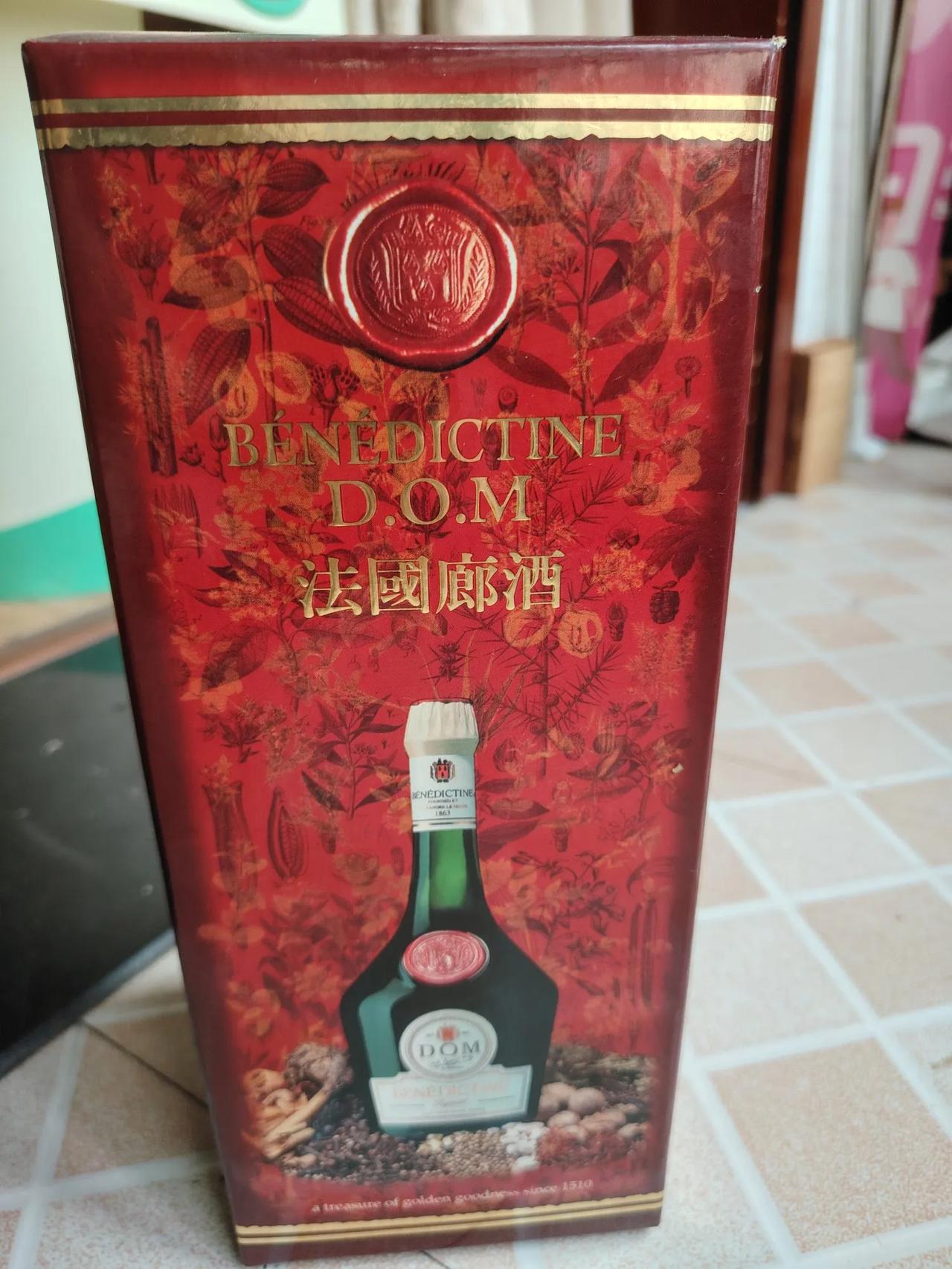 我的宝藏兴趣今天整理柜子，发现了15年前，女儿从新加坡带回来的“法国廊酒”，也没