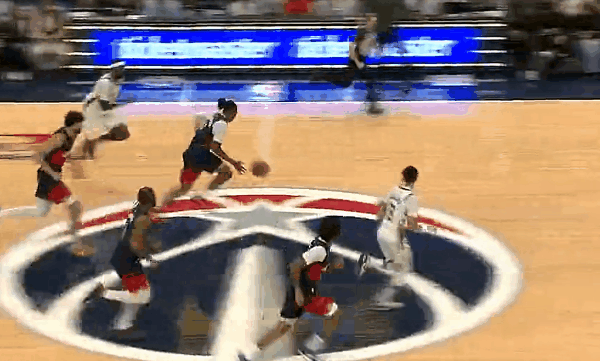 惠特莫尔和队友抢空接，身体素质还是很爆炸，扣的舒服过瘾



惠特莫尔身体素质很