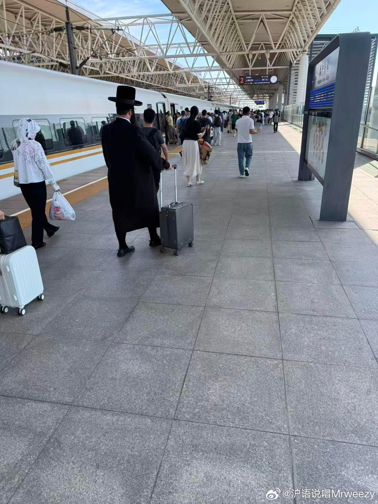 杭州临平南站遇到一个哈雷迪（也有叫哈瑞迪）40度的天气一身黑男的还穿裙子裹得比粽