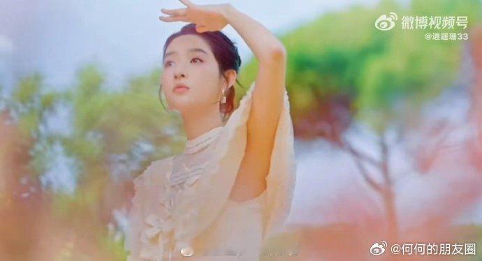 王玉雯虎妹爆改茜茜公主 王玉雯在《地球超新鲜》里，奶白色蕾丝复古长裙配盘发，像茜