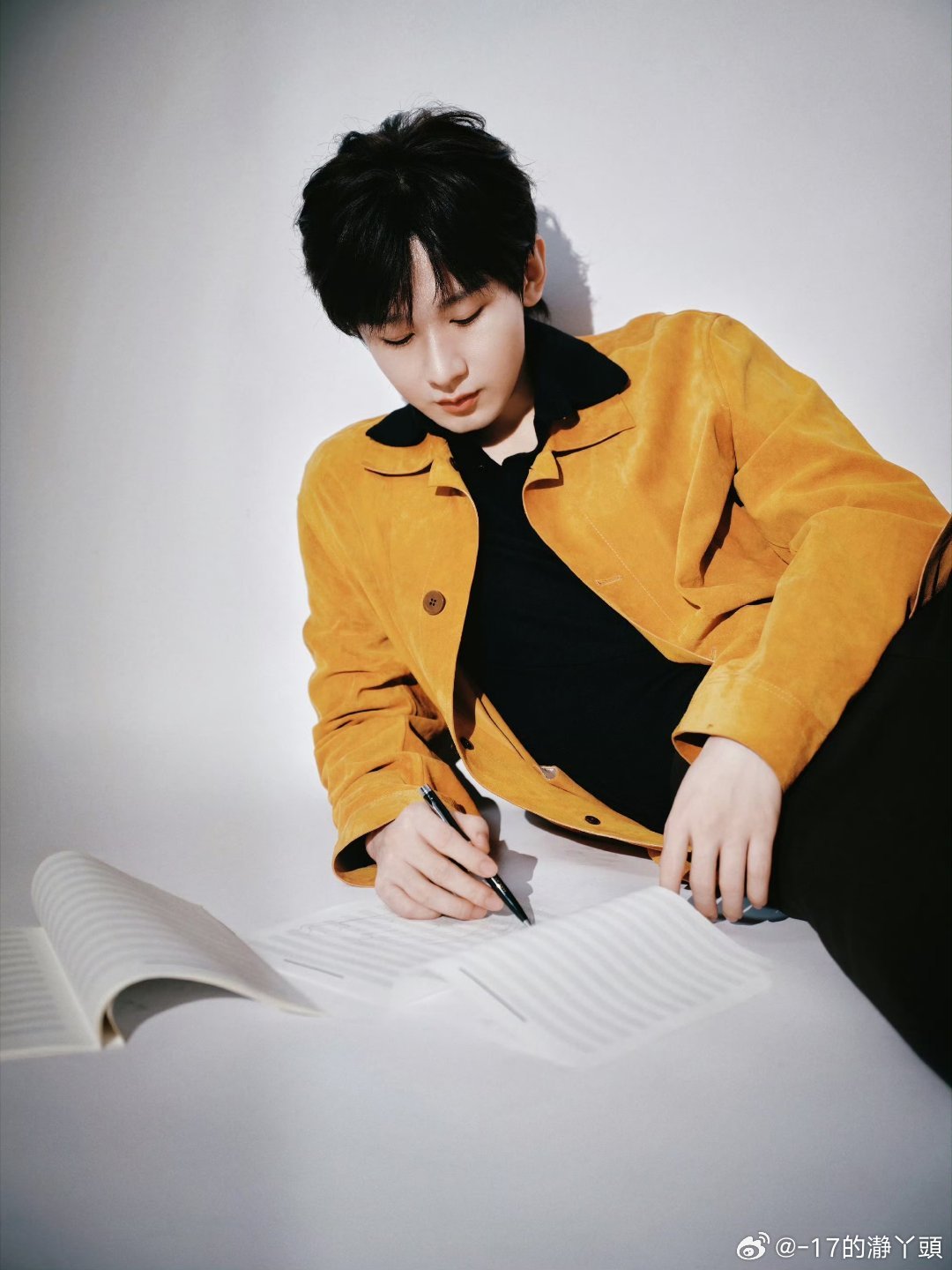 Q成毅赴山海cy成毅明月高悬夜空，眼下是春天。我想起了你，内心是完整的。成毅｜赴