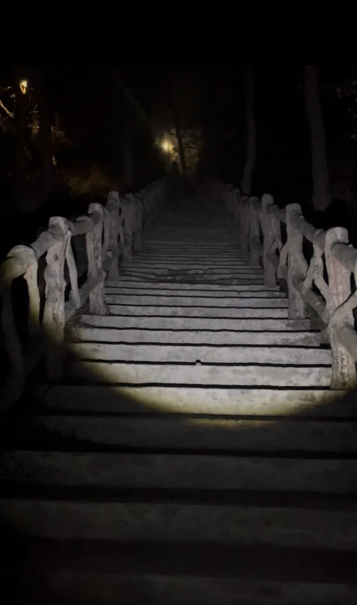 八分山～
武汉八分山，适合看日出，也适合看夜景
其他帖子写的可以导航山上山下副食