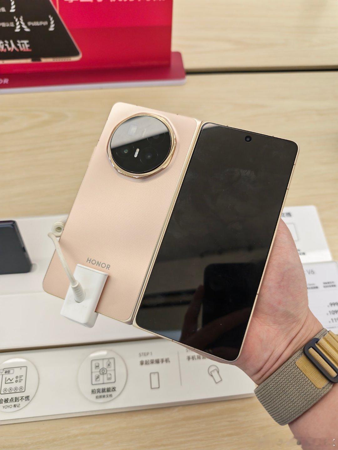 来线下店换张膜，打电话工作人员说只需要好评就免费贴帮忙贴膜的小姐姐动作很熟练！顺