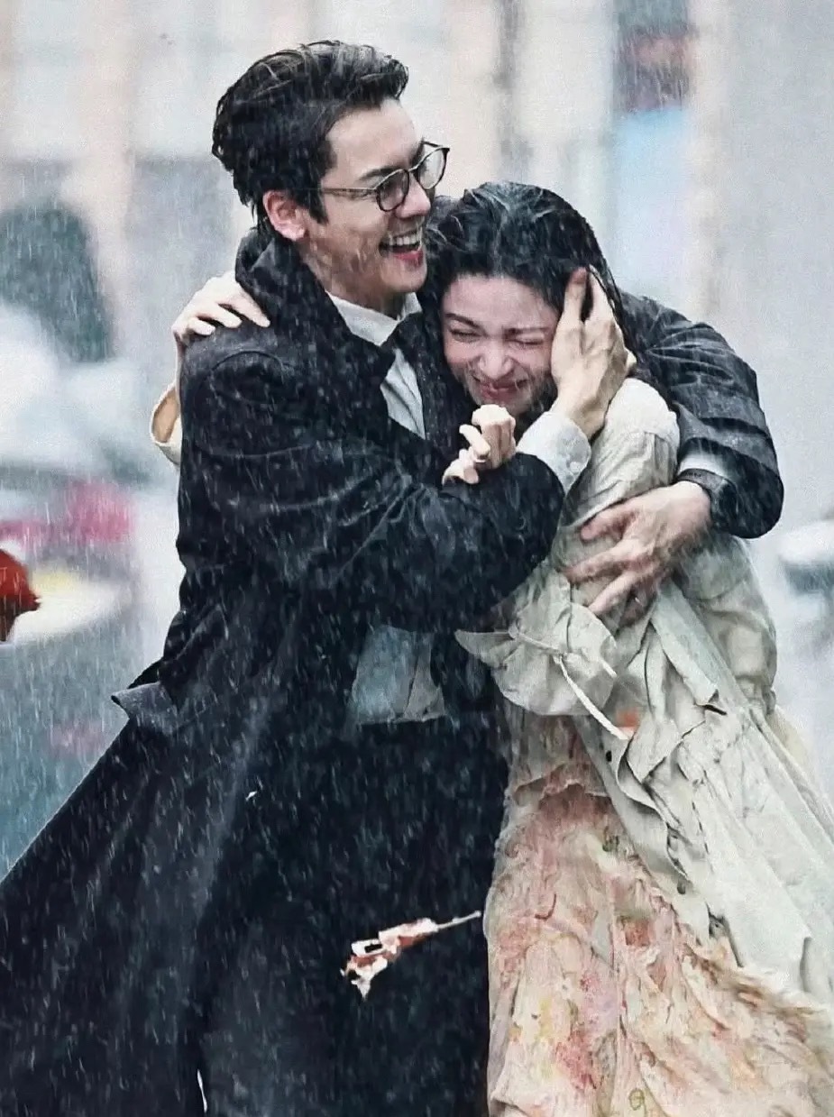 好神奇，明明被大雨淋会很狼狈😮结果这么浪漫也是没谁了