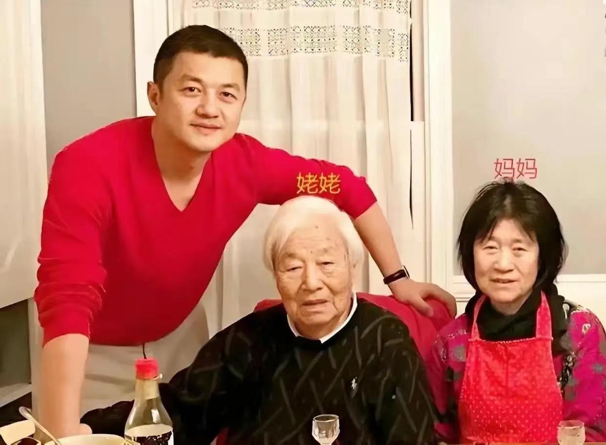 李亚鹏祖孙四代共用一张脸！李亚鹏罕晒与83岁老母亲合照，竟是开车送喝酒后的他回家