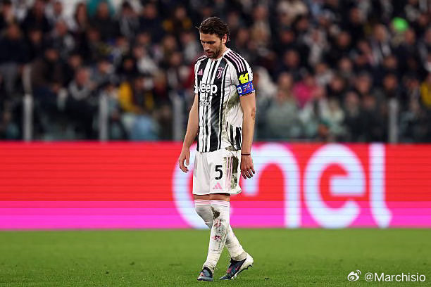 都灵体育报：罚失点球后，洛卡特利明显受到了非常严重的打击，因此他选择暂时退出了社