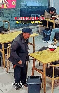 老人慢吞吞地从口袋里掏钱付账。
邻桌一吃饭大哥大声说：让他走吧，我来付！
最后老