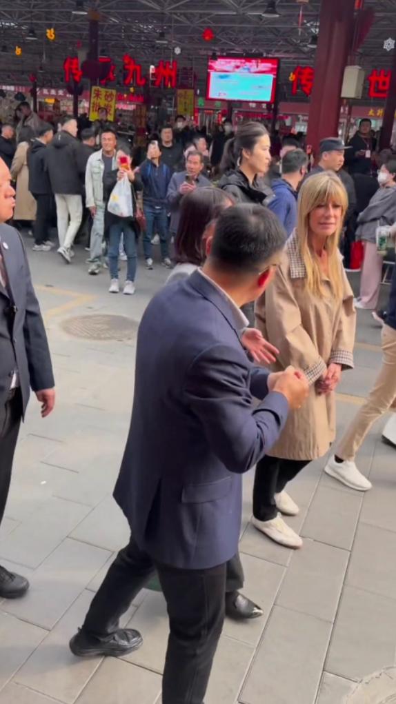 西班牙首相夫人逛潘家园，桑切斯没有同行！4月14日桑切斯妻子贝戈尼娅一个人去潘家