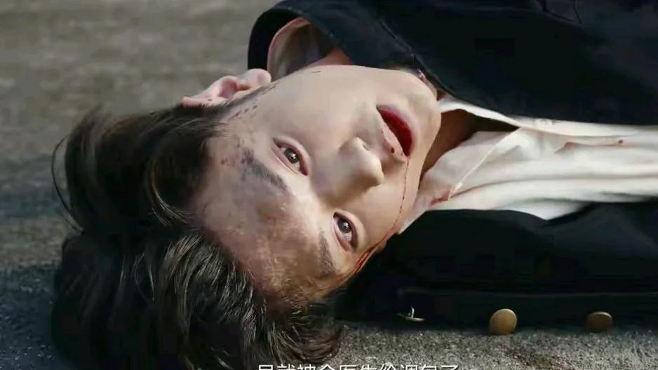 《暗夜与黎明 》主角光环太重了。林少白连中三枪都没死。而虎子连中三枪却死了。
这