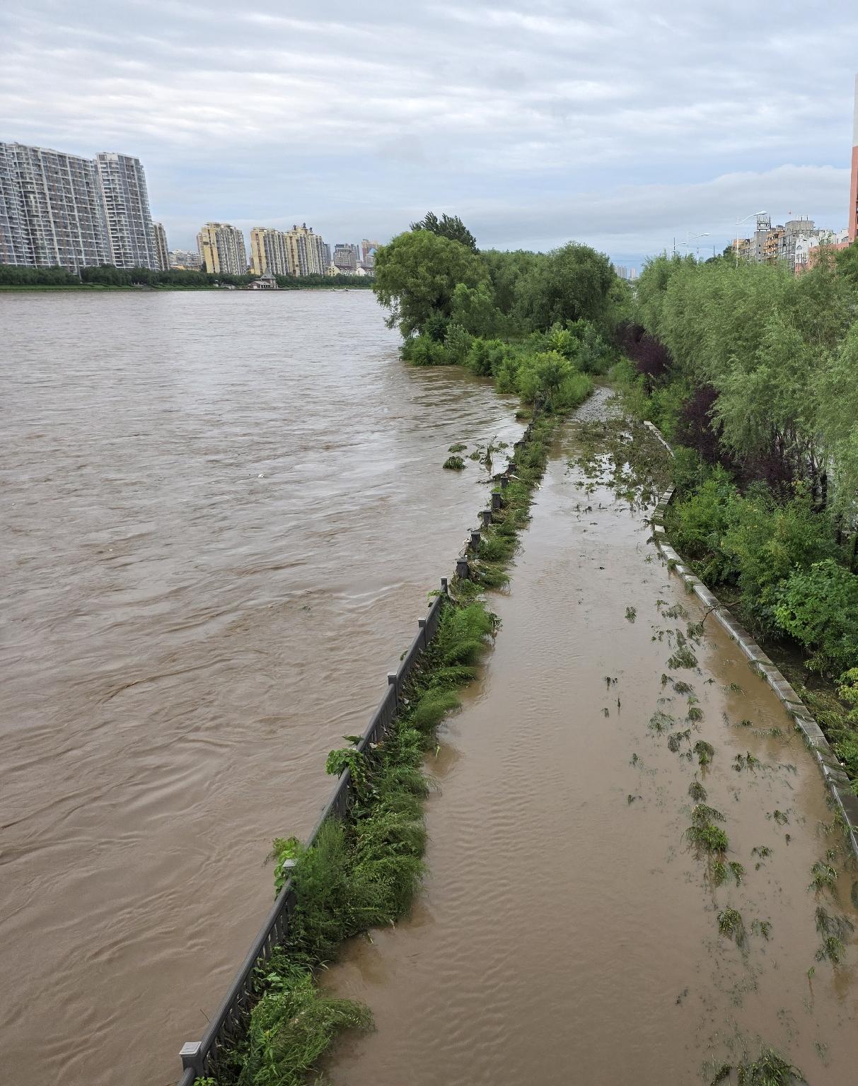 这莫不是浑河河神当值了？抚顺这场雨自早上7点起，已持续两个半小时，不知这雨还要下