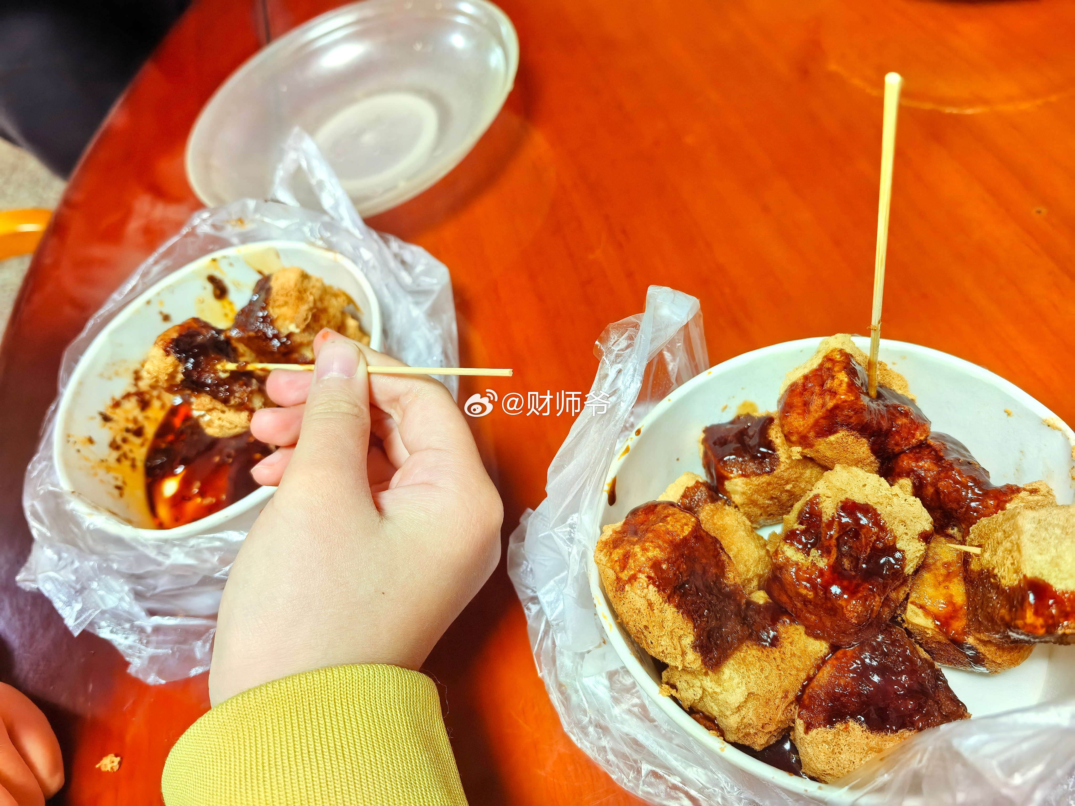 隐山寺这边的臭豆腐也很好吃。一般都是下午5点出摊。小哥以前是干房产中介的，炸制臭