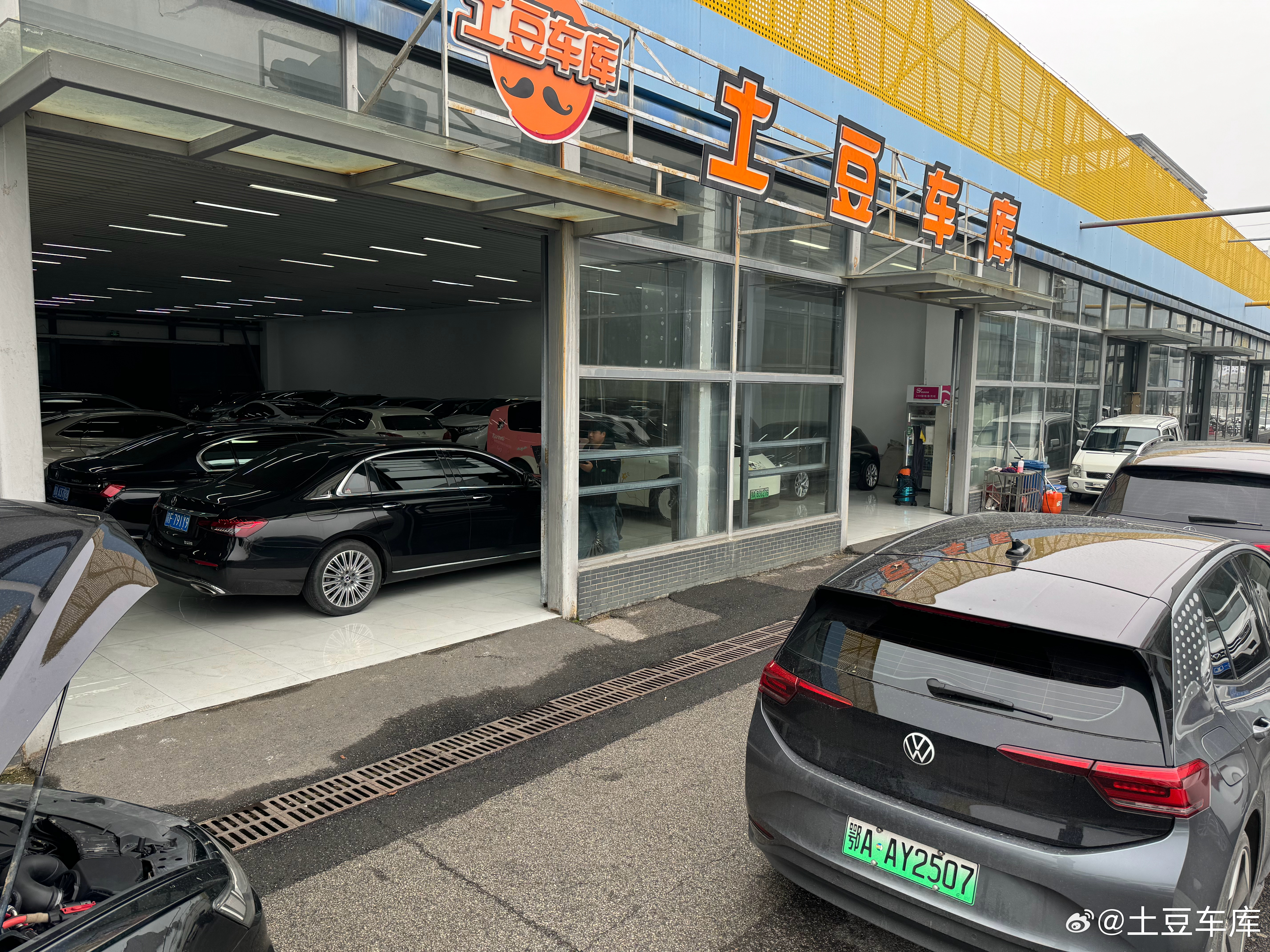 满仓 外面还停了一些 