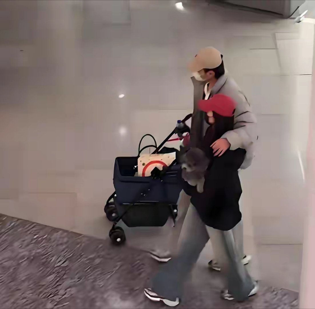  于小彤与女友逛街北京初雪甜度拉满！他搂腰拎包推购物车，全程体贴陪伴圈外女友，五