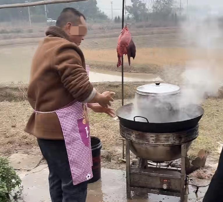 喊人按猪引来上千人！合川这场杀猪局，把年味焊在了热搜上
 
“1月11号来帮按猪