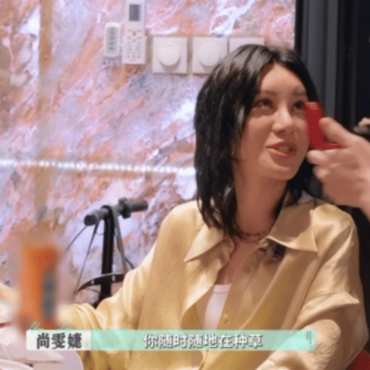 李佳琦不允许任何人脸是油的 笑不活了家人们，《巴黎合伙人》里吃火锅的名场面来了！