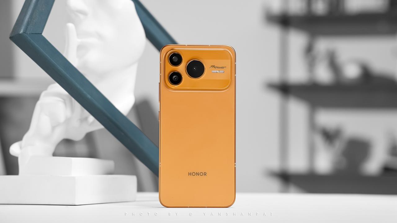 分享一组我们拍的荣耀Power2图赏，这后置大矩形Deco设计+旭日橙配色，是不