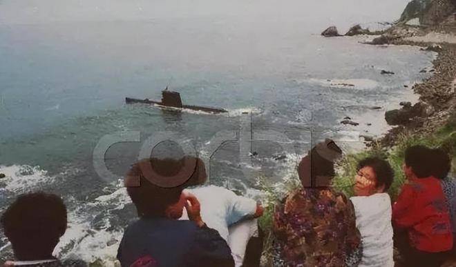 1996年韩国江陵潜艇渗透事件中被缴获的朝鲜微型潜艇: 该艇在韩国江原道江陵市海