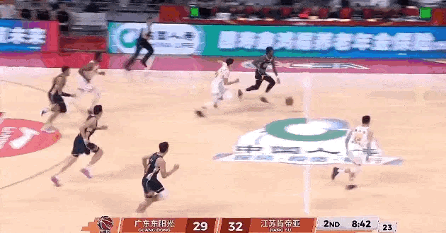 胡明轩本场比赛第2个三分球，来自萨姆纳的助攻，广东男篮追平了！目前为止，胡明轩命