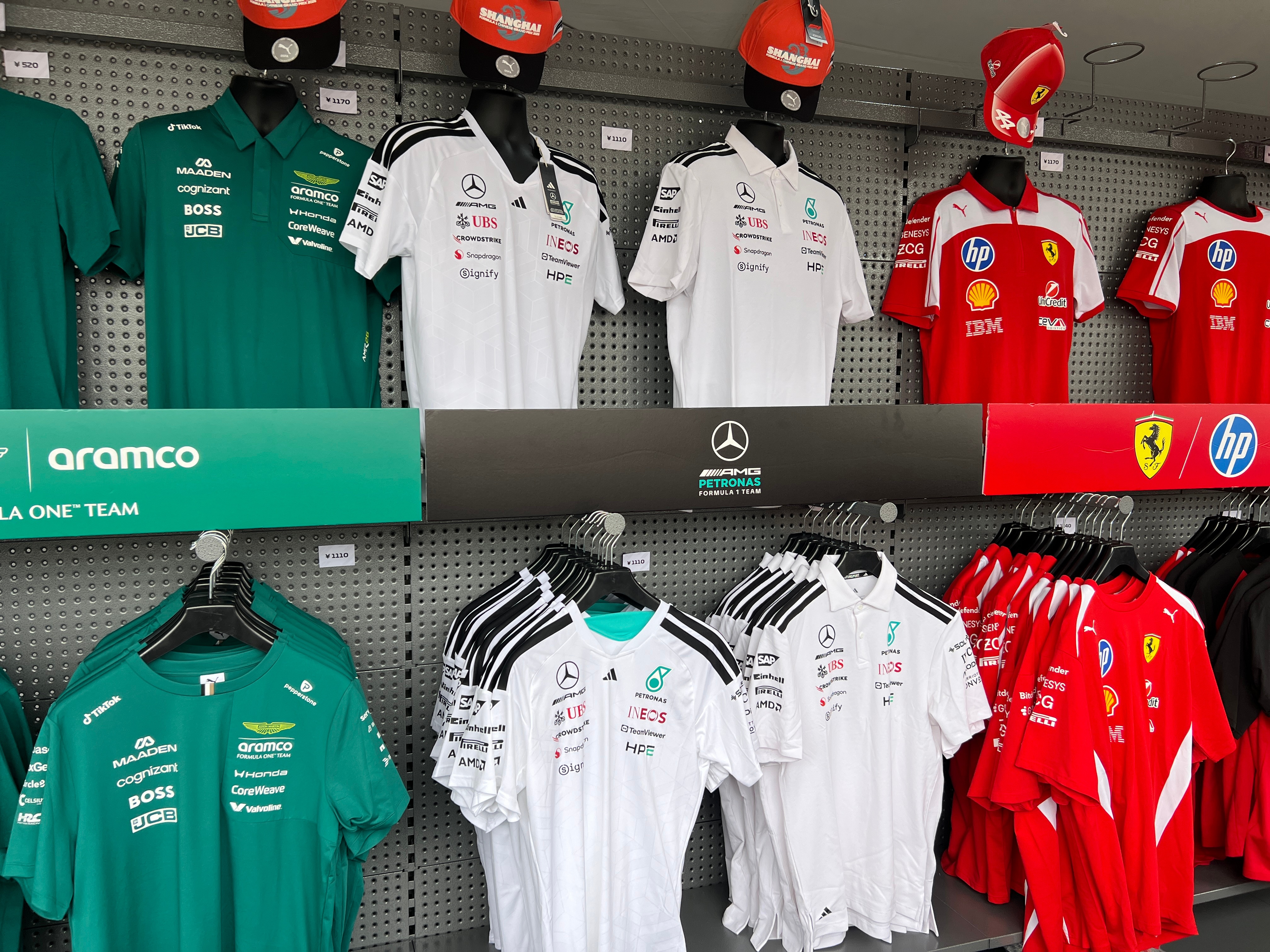 卖的最好的竟然不是法拉利的周边，而是红牛，第二天就全部售罄。还有一款奔驰的帽子，