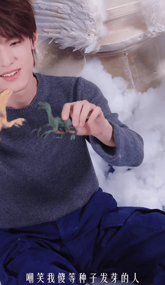 张泽禹暖男的时尚表现力 张泽禹解锁ELLEMEN五月刊封面！Prada男装加持下