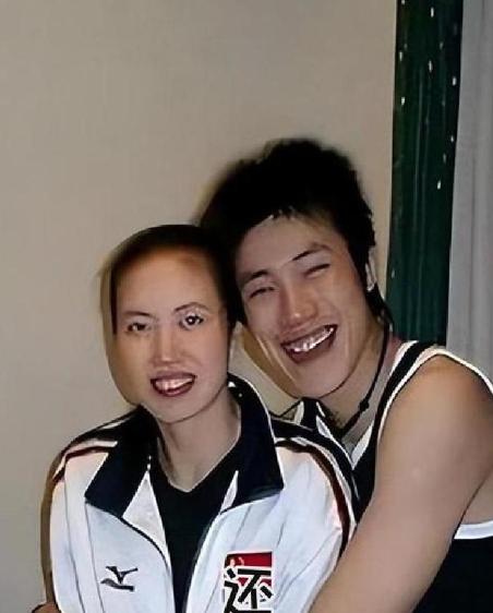 离婚19年，她领着现在的爱人，给卧床不起的前任丈夫，做了19年专职看护。现任丈夫
