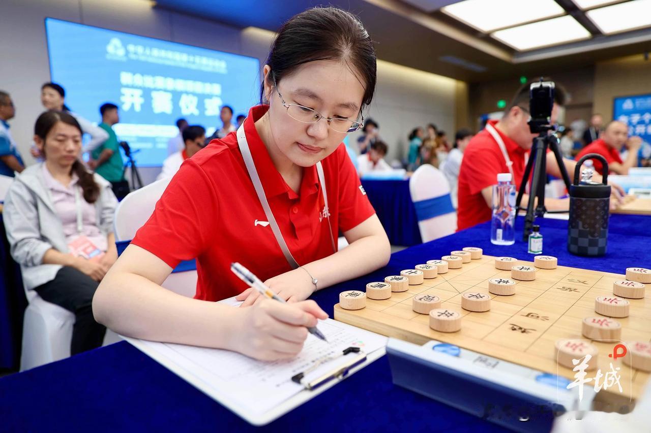 下棋最易陷入子力对等、攻守僵持的困局，看似双方无破绽，实则暗藏破局之机。
打破僵