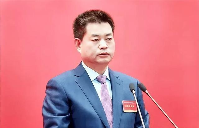 不做善事，贪腐3千万，岂能吉祥？！

在青岛的某部里时，他和顶头上司，名字里都带