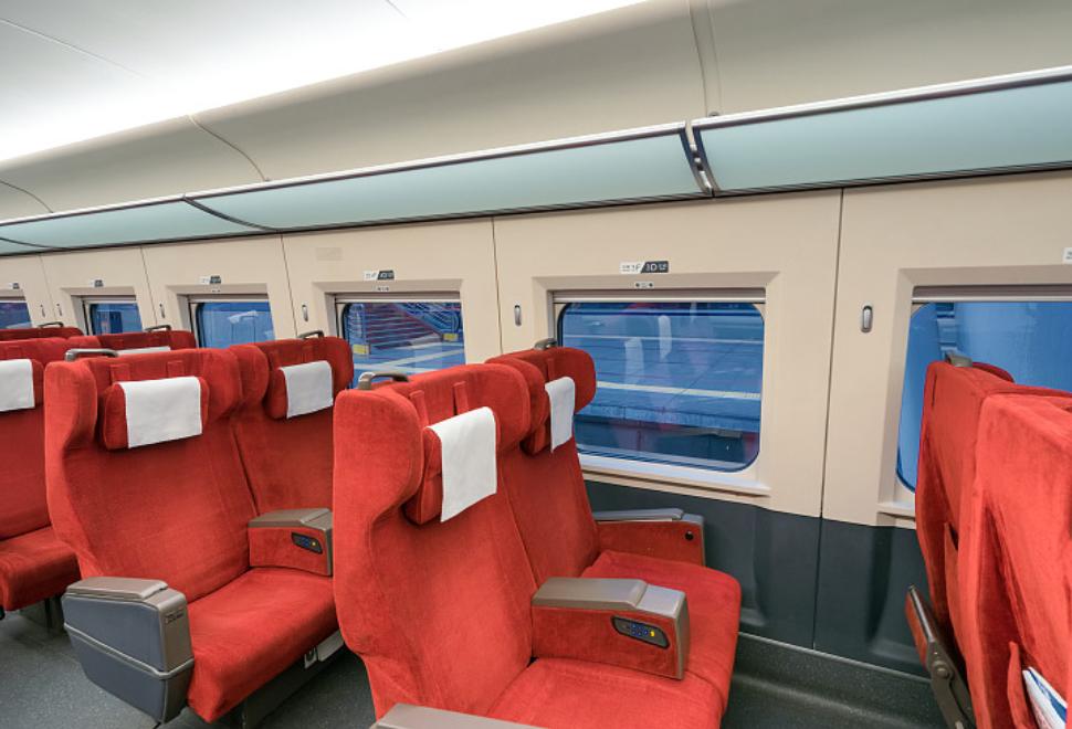 花同样的钱买无座票，凭啥不能蹭一等座？铁路部门这次硬气回应揭开了行业潜规则。
最