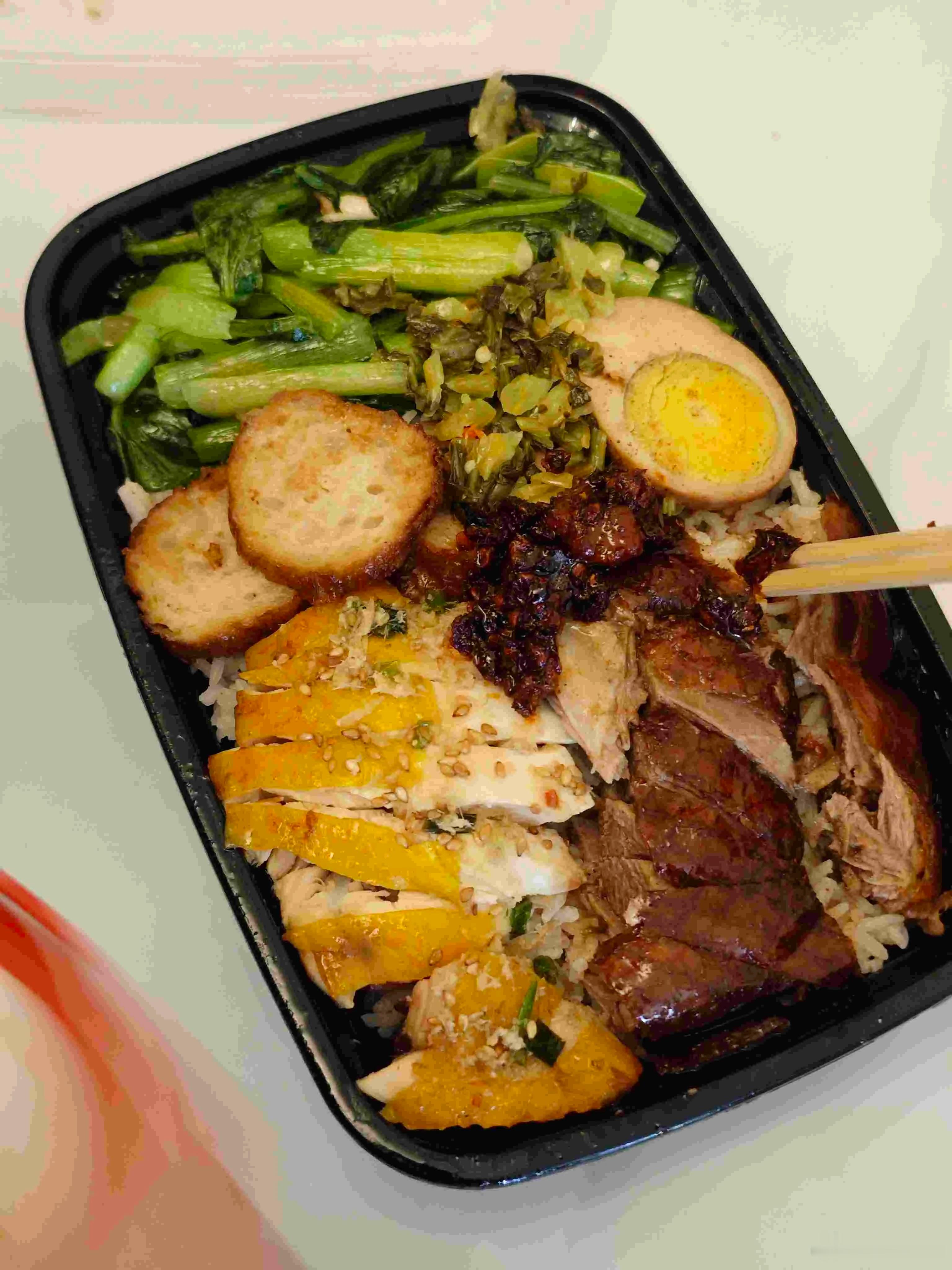 晚饭点了一份烧鹅鸡肉饭，我好像真的没吃出来到底是鸭肉还是鹅肉？现在我共情清北大学